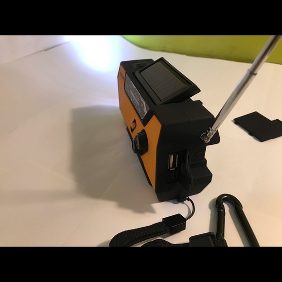 Power BankEmergency Solar Hand Crank Radio - Power Bank AM/FM/WB Weather Radio - Picture 6 of 10